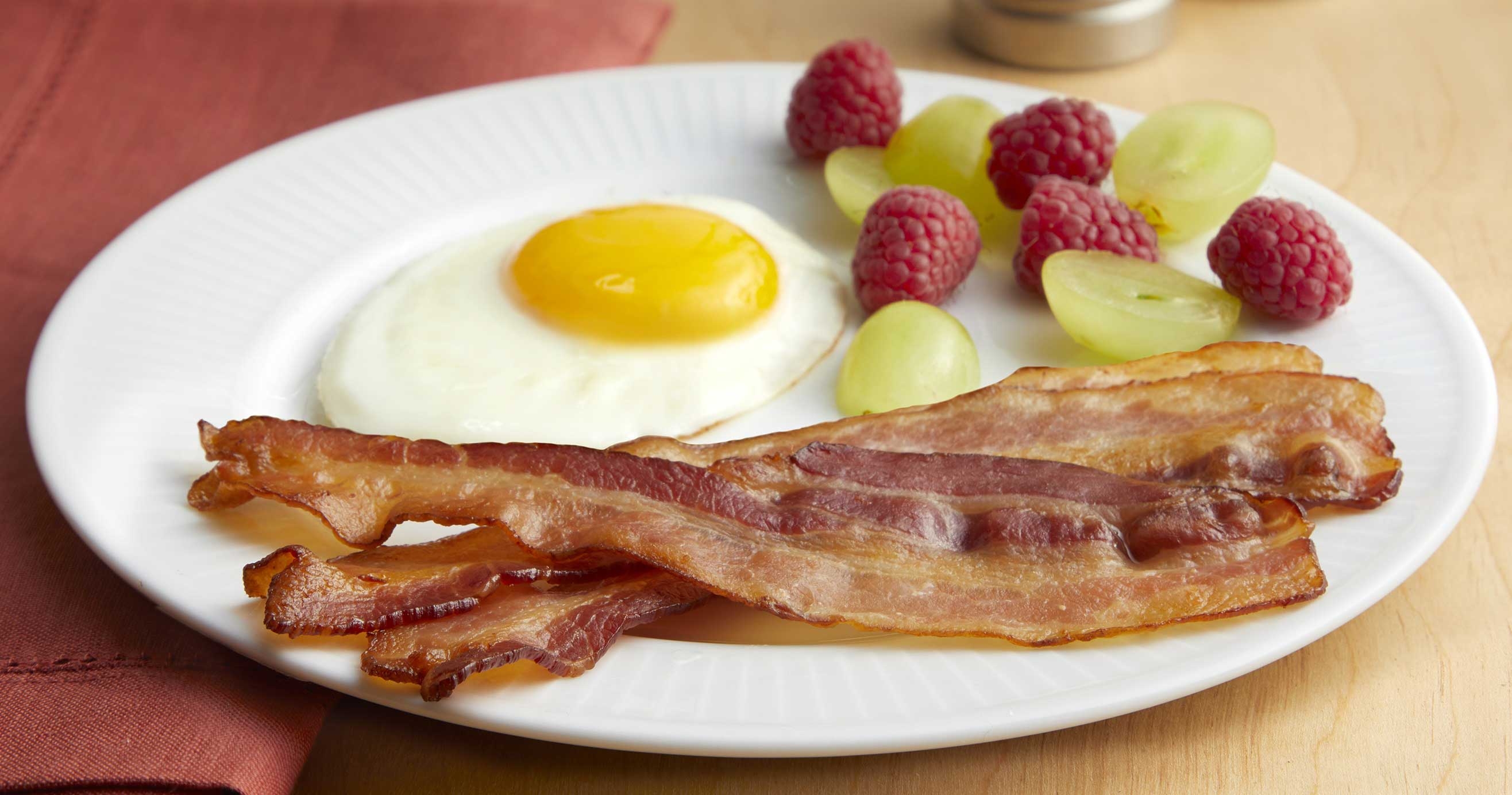 Jones Dairy Farm 14/18 Slices Uncooked Dry Aged Cherrywood Smoked Bacon, 1.143 Ounce -- 210-270 per case